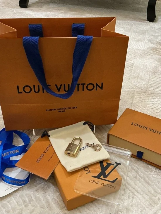 Louis Vuitton Gold Padlock and Key can be used as a necklace !!! - Picture 5 of 9